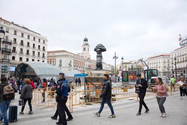 La estatua del Oso y el Madroño ubicada en su nuevo lugar en la Puerta del Sol, a 24 de marzo de 2023, en Madrid (España).