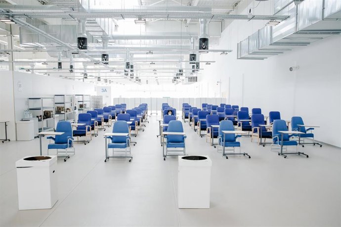 Archivo - Una de las salas donde van a instalarse los refugiados ucranianos que llegan en un autobús procedente de Polonia al Hospital de Emergencias Enfermera Isabel Zendal, a 11 de marzo de 2022, en Madrid (España). Estos ucranianos llegan a Madrid de