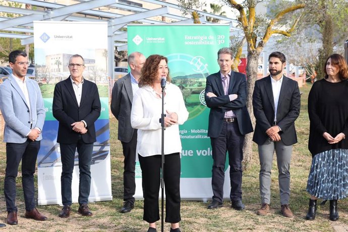 La presidenta del Govern, Francina Armengol; el vicepresidente Yllanes; el conseller de Fondos Europeos, Miquel Company; y el rector de la UIB, Jaume Carot, entre otras autoridades, durante la presentación del Plan de de Solarización del Campus