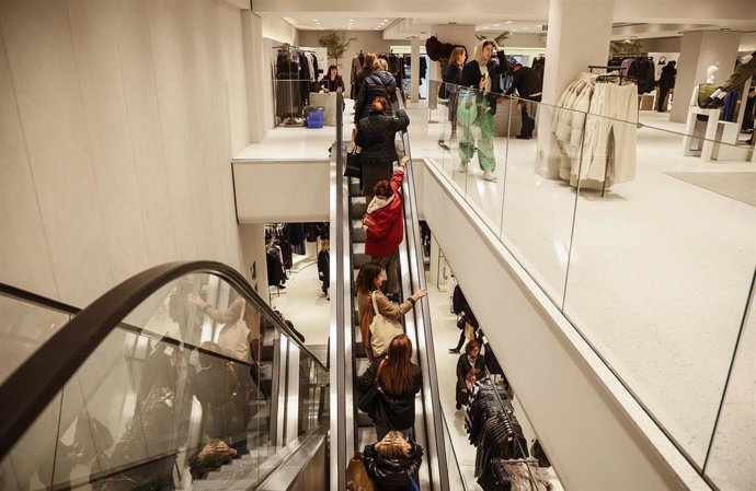 Archivo - Varias personas en la escalera mecánica de la nueva macrotienda de Zara en el Boulevard Austria de Valncia, a 2 de diciembre de 2022, en Valencia, Comunidad Valenciana (España). El concepto de esta macrotienda replica el modelo de otras megat