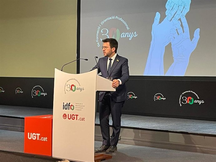 El presidente de la Generalitat, Pere Aragons, interviene en el acto del 30 aniversario del IDFO en la sede de UGT de Barcelona.