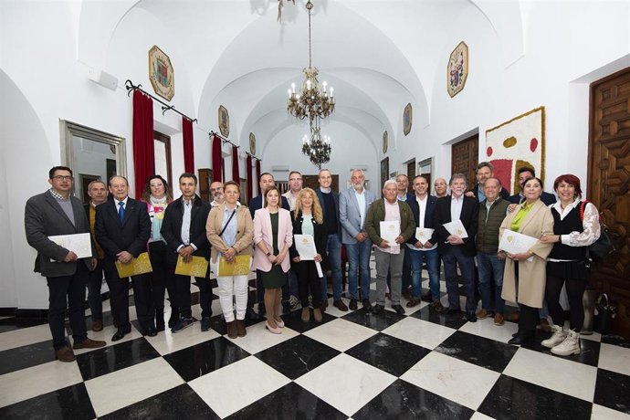 El presidente de la Diputación de Cáceres junto a representantes de fiestas de interés turístico de la provincia