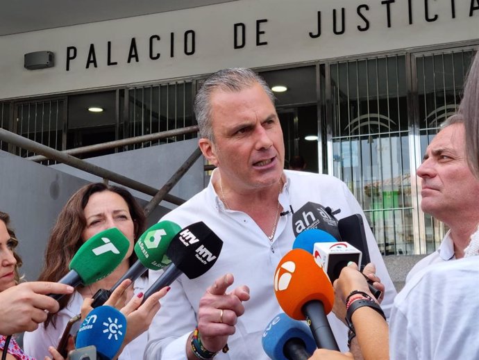 Archivo - El secretario general de Vox, Javier Ortega-Smith, en la puerta de la Audiencia Provincial de Huelva en una imagen de archivo.