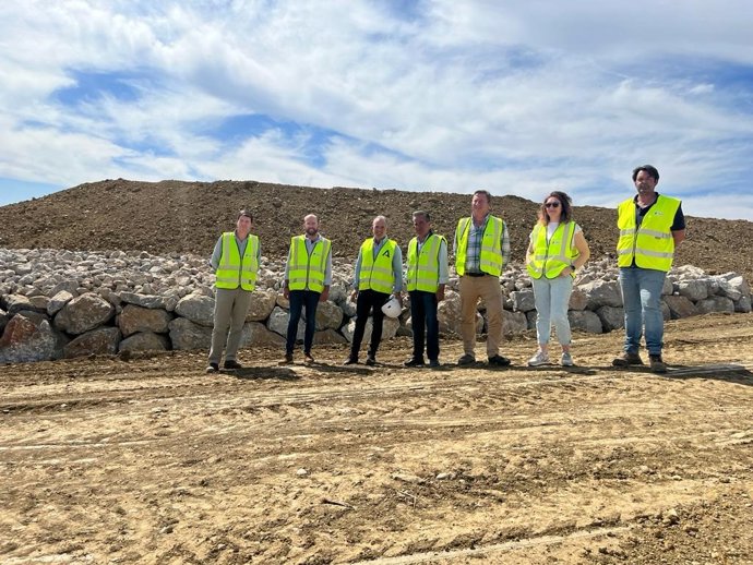 Martínez (3 izda.), en la visita a las obras de sellado del vertedero Laguna Grande de Fuente Obejuna.
