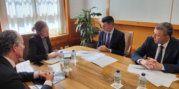 La consejera de Economía, Marta Gastón durante la reunión con los promotores de Trucks Stay por un nuevo proyecto que se ubicará en la Plataforma Logística de Zaragoza (PLAZA).