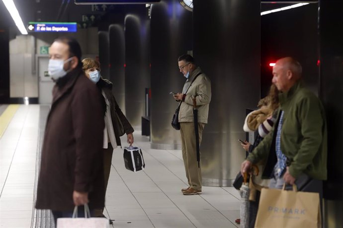 Archivo - Varias personas con y sin mascarillas en el interior del metro. A 08 de febrero de 2023, en Málaga (Andalucía, España). 