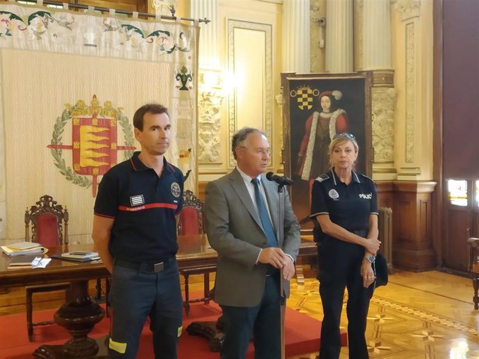 Archivo - Julia González Calleja, a la derecha, en un acto en el Ayuntamiento de Valladolid.
