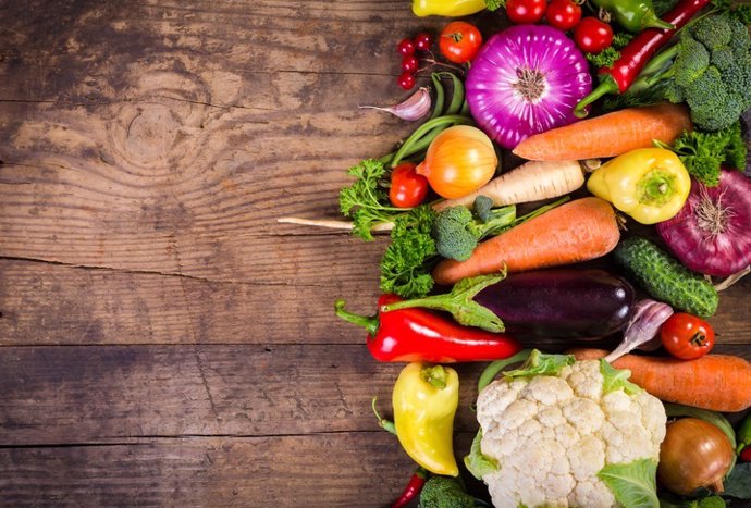 Archivo - Vegetables on wooden table, vegetales, verduras