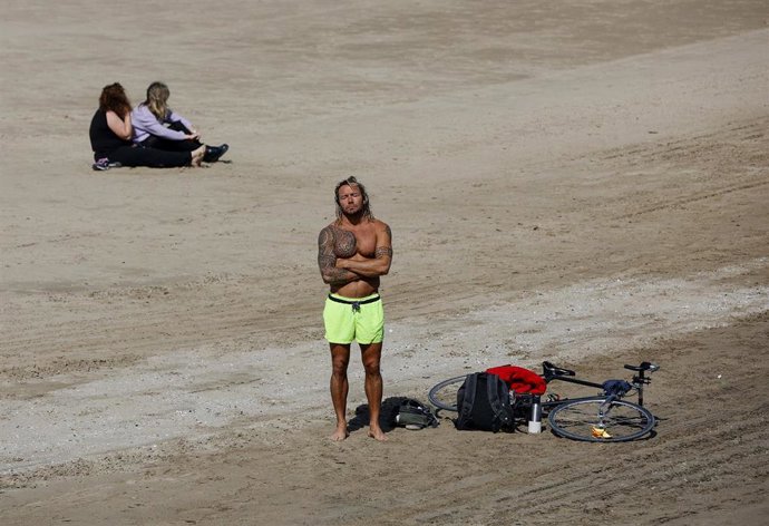 Varias personas en la playa de La Malvarrosa, a 10 de marzo de 2023