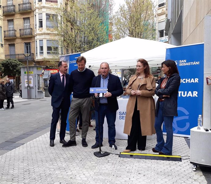 El vicesecretario de Organización Territorial del PP, Miguel Tellado, junto a dirigentes del PP vasco en San Sebastián