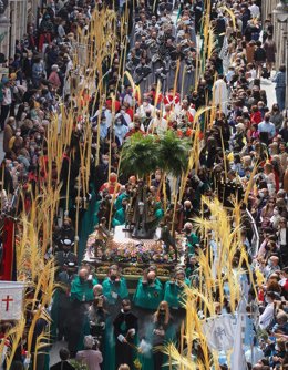 Archivo - Imagen de Jesús de Nazaret transportada por costaleros durante la procesión de Las Palmas, a 10 de abril de 2022, en Valladolid, Castilla y León (España). Tras dos años interrumpida a causa de la pandemia, la Semana Santa vuelve a las calles d
