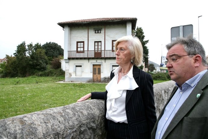 La consejera de Educación y FP, Marina Lombó, y el alcalde de Noja, Miguel Ángel Ruiz, junto a la parcela donde se ubicará el centro