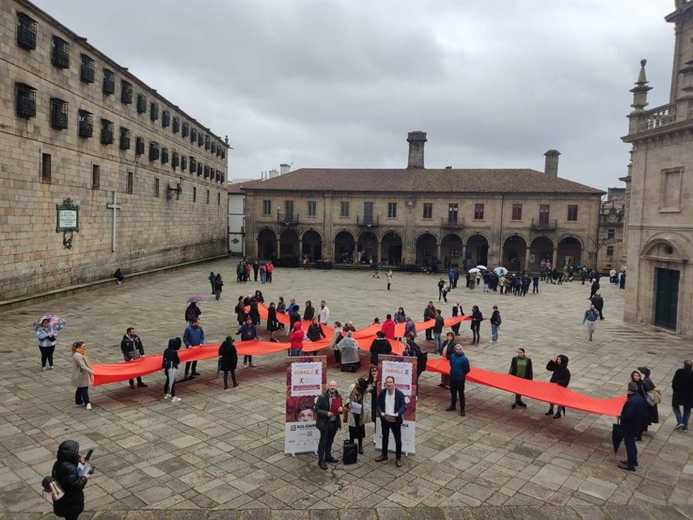 Acto en la Praza da Quintana organizado por diferentes entidades sociales gallegas para pedir a los contribuyentes que marquen la X Solidaria en la declaración de la renta