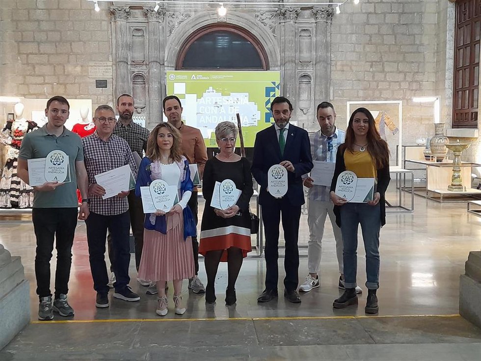 Entrega de las cartas de artesano.