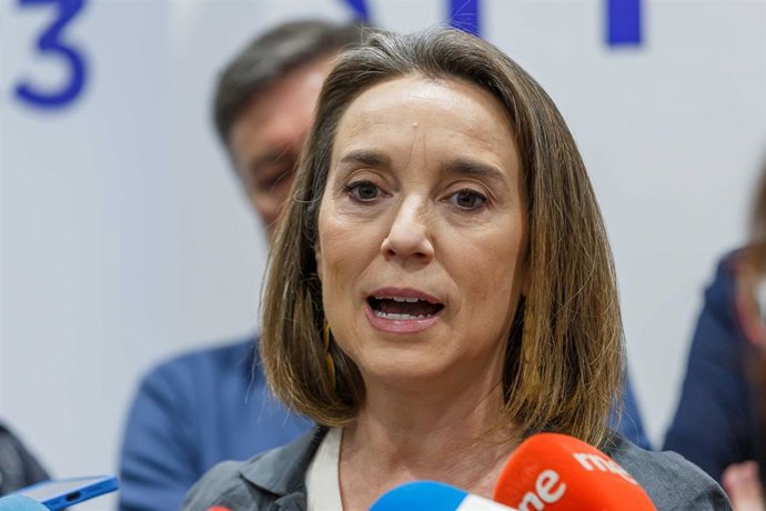 La secretaria general del Partido Popular, Cuca Gamarra, atiende a medios durante una reunión con el comité de dirección del PP de Segovia.