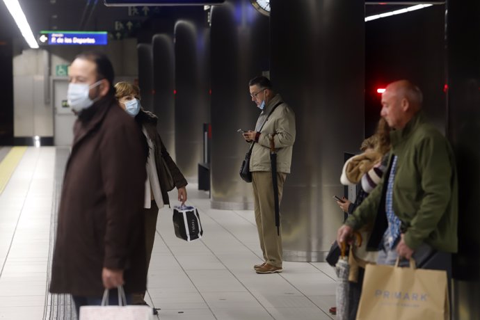 Archivo - Varias personas con y sin mascarillas en el interior del metro. A 08 de febrero de 2023, en Málaga (Andalucía, España). El uso de las mascarillas en los transportes públicos de España deja de ser obligatorio hoy, una vez publicada en el Boletí