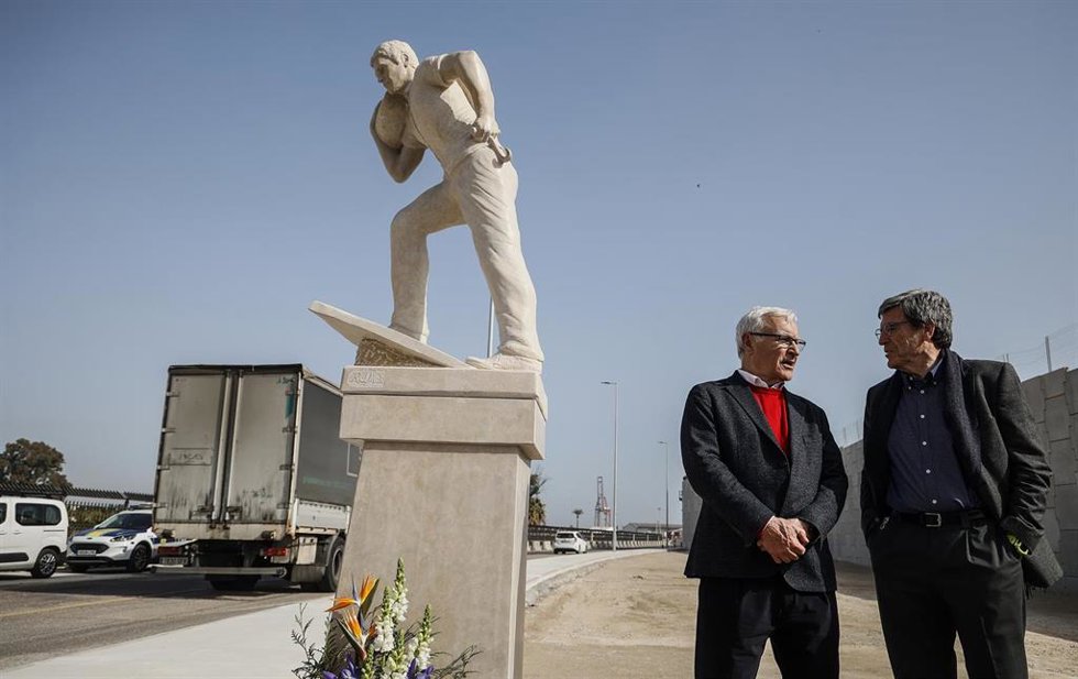 Archivo - El alcalde de Valncia, Joan Ribó (i) y el ya expresidente de la APV, Aurelio Martínez (d), durante la reciente inauguración del monumento en homenaje a los estibadores.