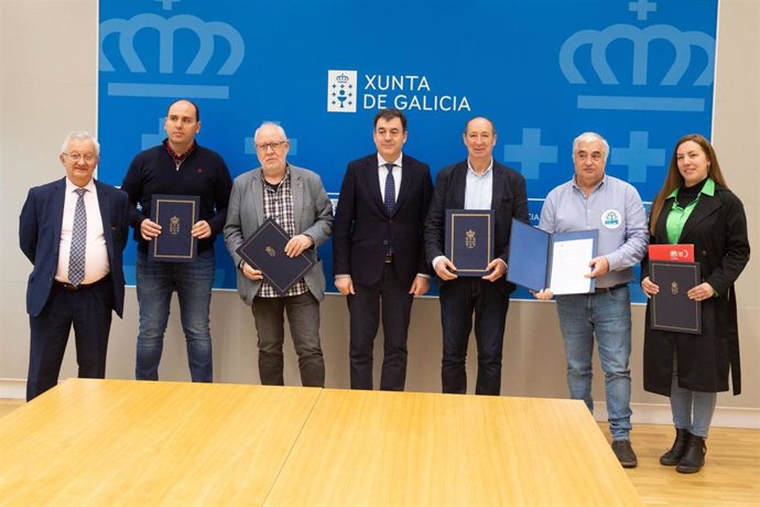 El conselleiro de Cultura, Educación, FP e Universidades, Román Rodríguez, asiste a la firma del nuevo acuerdo de interinos firmado por el director xeral de Centros e Recursos Humanos, Jesús Álvarez, con CCOO, ANPE, UGT y CSIF.