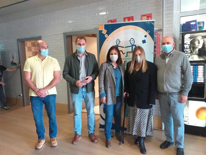 El secretario general de Foro Asturias y candidato a la Presidencia del Principado, Adrián Pumares (segundo por la izda), durante su visita al  Centro de Atención Integral (CAI) de Viesques, en Gijón, donde se reunió con Cocemfe