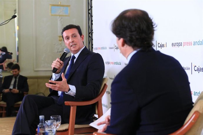 El presidente de la Diputación de Almería, Javier Aureliano García, ha participado en un encuentro informativo organizado por Europa Press Andalucía en colaboración con Fundación Cajasol.