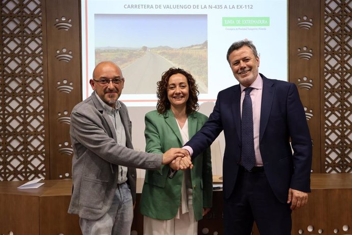 El diputado de Fomento, Francisco José Farrona; el director general de Movilidad e Infraestructuras Viarias de, José Luis Andrade; y la alcaldesa de Jerez, Virginia Borrallo, firman el acuerdo para mejorar la carretera de Valuengo.