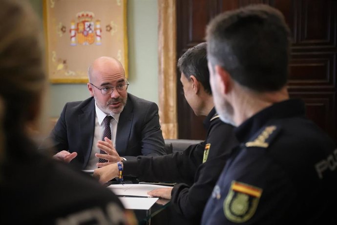 El delegado del Gobierno, Francisco Martín Aguirre, durante su primer encuentro con el Jefe Superior de Policía de Madrid, Manuel Soto.