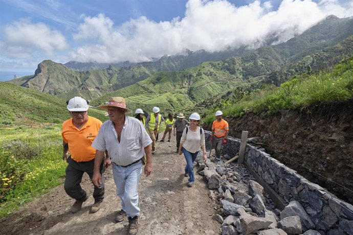 La consejera de Medio Ambiente del Cabildo de Tenerife, sabel García, visita las obras del camino de acceso para los agricultores en la zona de Taganana
