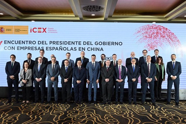 El presidente del Gobierno, Pedro Sánchez, recibe a LaLiga en una reunión de trabajo en Pekín junto a quince de las empresas españolas más importantes en China