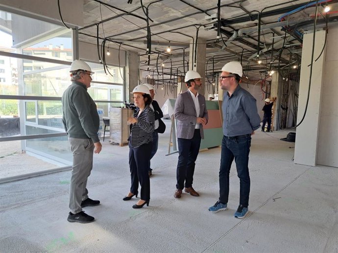 Autoridades de la Conselleria de Asuntos Sociales y del Ayuntamiento de Palma visitan las obras del centro de Son Xigala