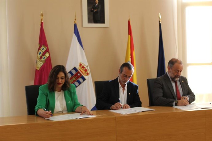 Firma de un convenio entre la UCLM y el Ayuntamiento de Poblete