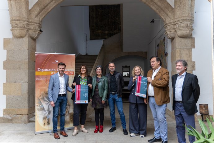 Autoridades y organizadores presentan la opera 'El elixir de amor' que se podrá ver en Villanueva de la Vera el 17 de junio