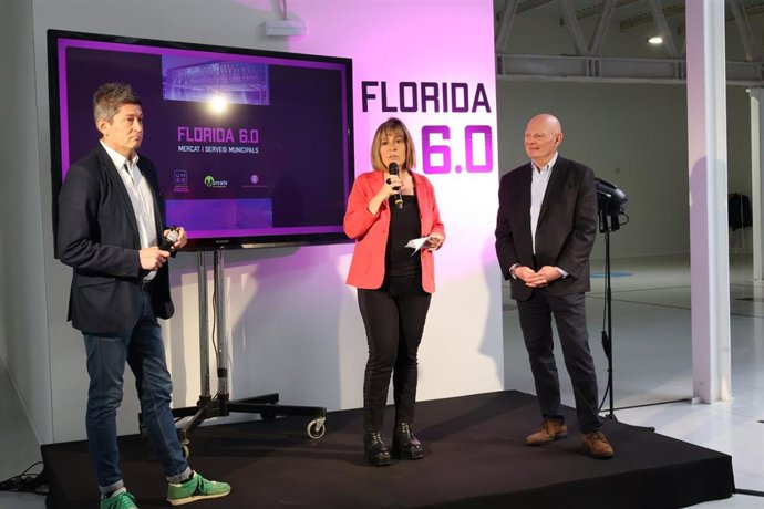 El concejal de Educación, Innovación y Cultura de L'Hospitalet, David Quirós; la alcaldesa, Núria Marín, y el ceo de GSMA, John Hoffman, presentan el centro Florida 6.0.