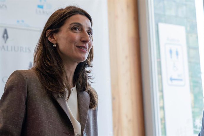 la ministra de Justicia, Pilar Llop, atiende a los medios de comunicación, a 31 de marzo de 2023 en Sevilla, (Andalucía, España). La ministra de Justicia, Pilar Llop, atiende a los medios antes de participar en un coloquio jurídico organizado por la Agr