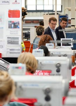 El líder del PP, Alberto Núñez Feijóo, en la visita del centro de producción de Pikolinos-Pikokaizen en Elche.
