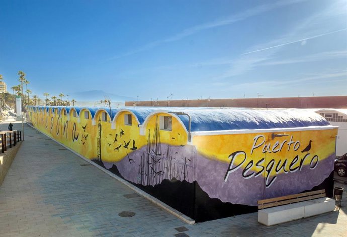 El Ayuntamiento embellece el Puerto Pesquero de Estepona con un mural artístico de 420 metros cuadrados