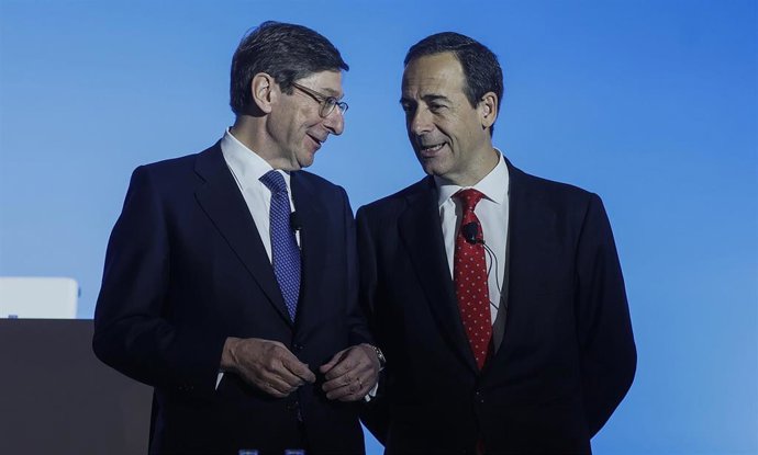El consejero delegado de CaixaBank, Gonzalo Gortázar (d), y el presidente de Caixabank, José Ignacio Goirigolzarri, en la Junta