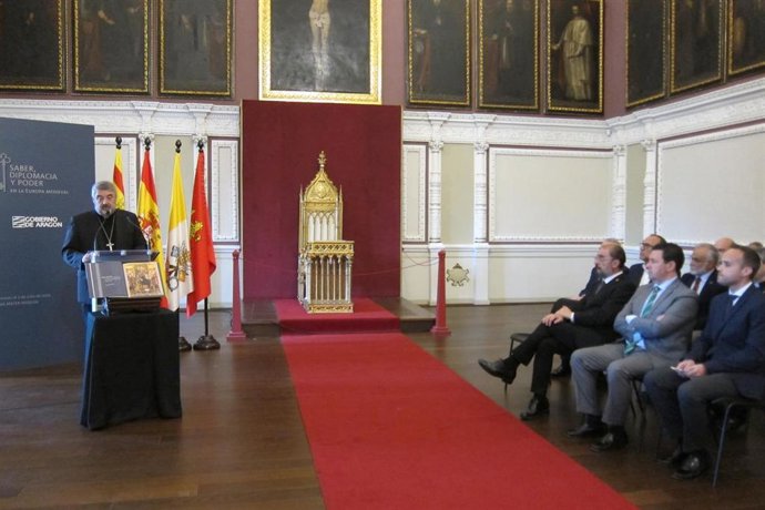 El arzobispo de Zaragoza, monseñor Carlos Escribano, en el acto de inauguración de la exposición 'El papa Luna: saber, diplomacia y poder en la Europa medieval', en la que participa también el presidente de Aragón, Javier Lambán, entre otras autoridades.