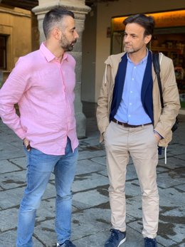 El presidente del grupo de Unidas Podemos (UP) en el Congreso, Jaume Asens, y el alcaldable de comuns a la localidad Arnau Martí, este viernes en Vic.