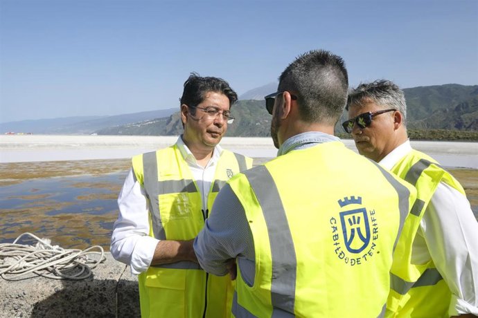 El presidente del Cabildo de Tenerife, Pedro Martín, en una visita a la balsa de Taco