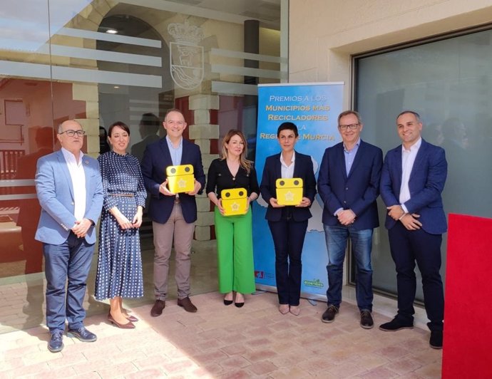 El director general de Medio Ambiente, Francisco Marín, con el resto de organizadores y premiados en la campaña 'Municipios más recicladores de la Región de Murcia 6 Edición'