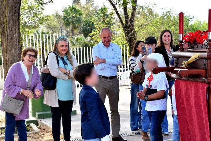 Procesión de alumnos del CEIP Juan Ramón Jiménez en Tomares, en Sevilla.