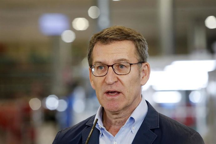 El presidente del PP, Alberto Núñez Feijóo, visita el centro de producción de Pikolinos- Pikokaizen, junto al presidente del PPCV, Carlos Mazón