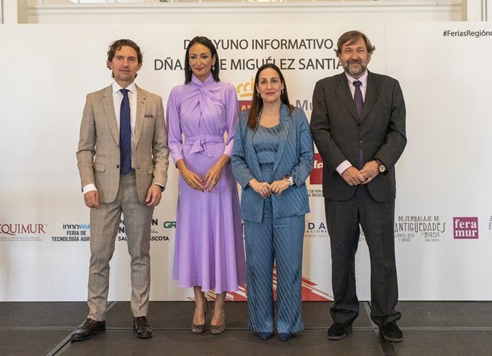 La presidenta del Comité Ejecutivo de la Feria del Mueble Yecla (FMY), Remedios Lajara, el director de la FMY, Juan Miguel Zornoza  y la consejera de Empresa, Economía Social y Autónomos, María del Valle Miguélez