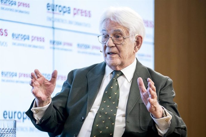 El catedrático en medicina preventiva y salud pública, Antonio Sierra, interviene durante el encuentro informativo de Europa Press Control del tabaquismo: ¿lo sabemos todo? 