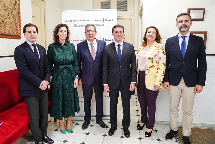 El presidente de la Diputación de Almería, Javier Aureliano García, antes de entrar al encuentro informativo organizado por Europa Press Andalucía en colaboración con la Fundación Cajasol. 