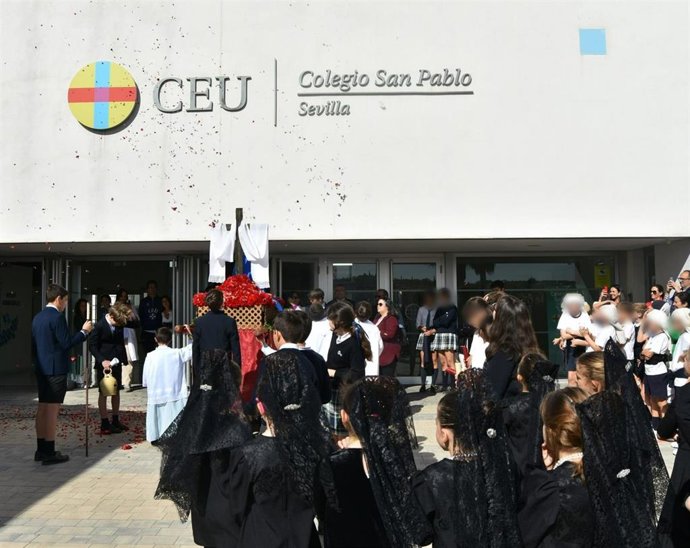 Procesión organizada en el CEU San Pablo con motivo del Viernes de Dolores.