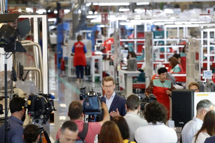 El presidente del PP, Alberto Núñez Feijóo, visita el centro de producción de Pikolinos- Pikokaizen, junto al presidente del PPCV, Carlos Mazón, a 31 de marzo de 2023, en Elche, Alicante, Comunidad Valenciana (España).