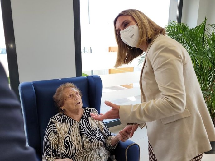 La consejera de Política Social, Familias e Igualdad con una de las residentes del centro Virgen del Carmen.