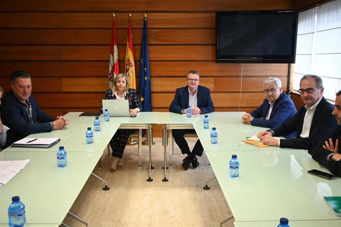 El consejero de Agricultura, Ganadería y Desarrollo Rural, Gerardo Dueñas, duranet su reunión con representantes de los operadores del sector bovino de Castilla y León