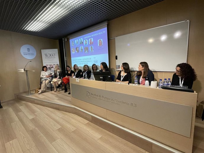Ponentes participantes en el debate junto al público asistente